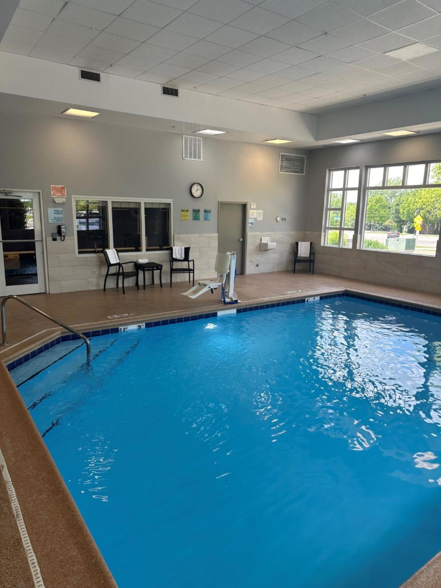 Holiday Inn Express Hotel & Suites Chicago-Algonquin By Ihg Extérieur photo